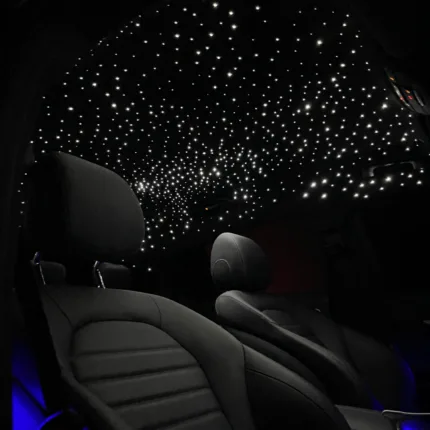 Intérieur de voiture de luxe avec installation de ciel étoilé LED premium pour une ambiance sophistiquée