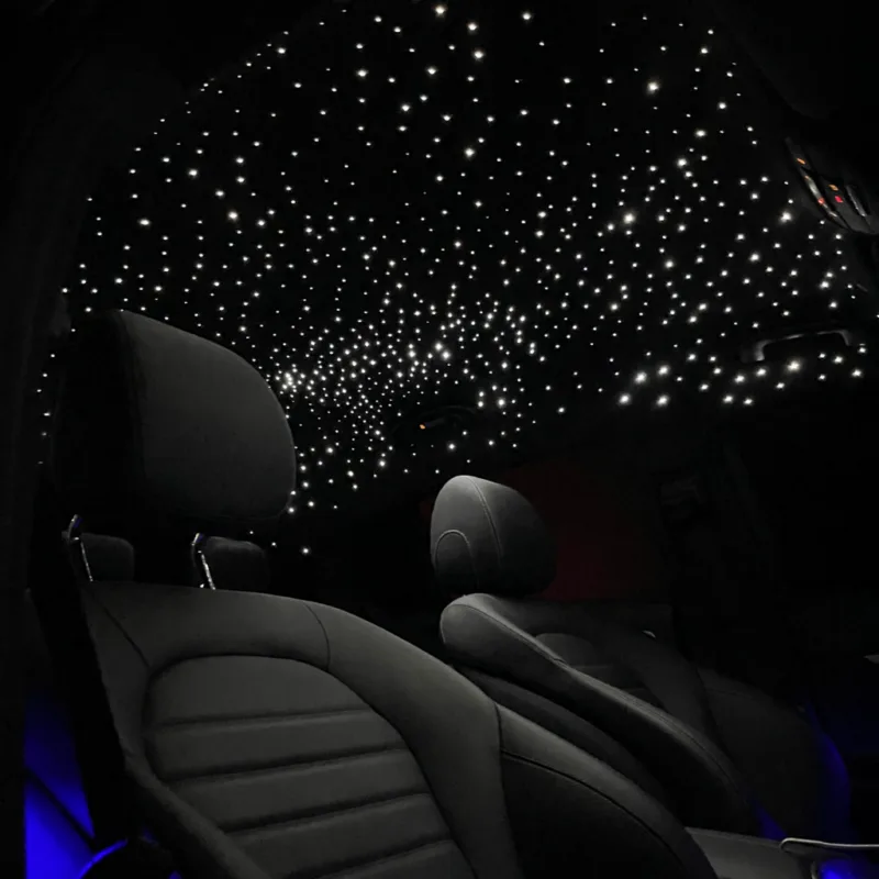 Intérieur de voiture de luxe avec installation de ciel étoilé LED premium pour une ambiance sophistiquée