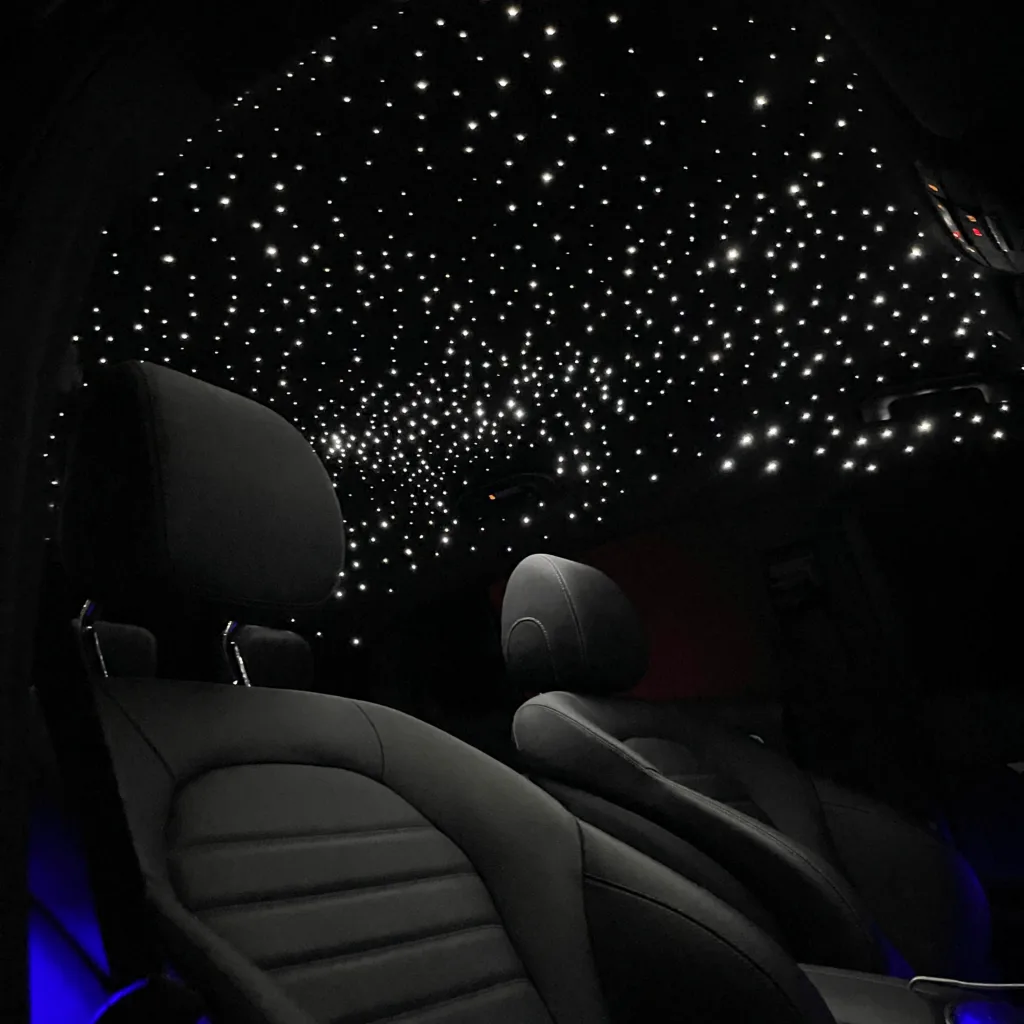 Intérieur de voiture de luxe avec installation de ciel étoilé LED premium pour une ambiance sophistiquée