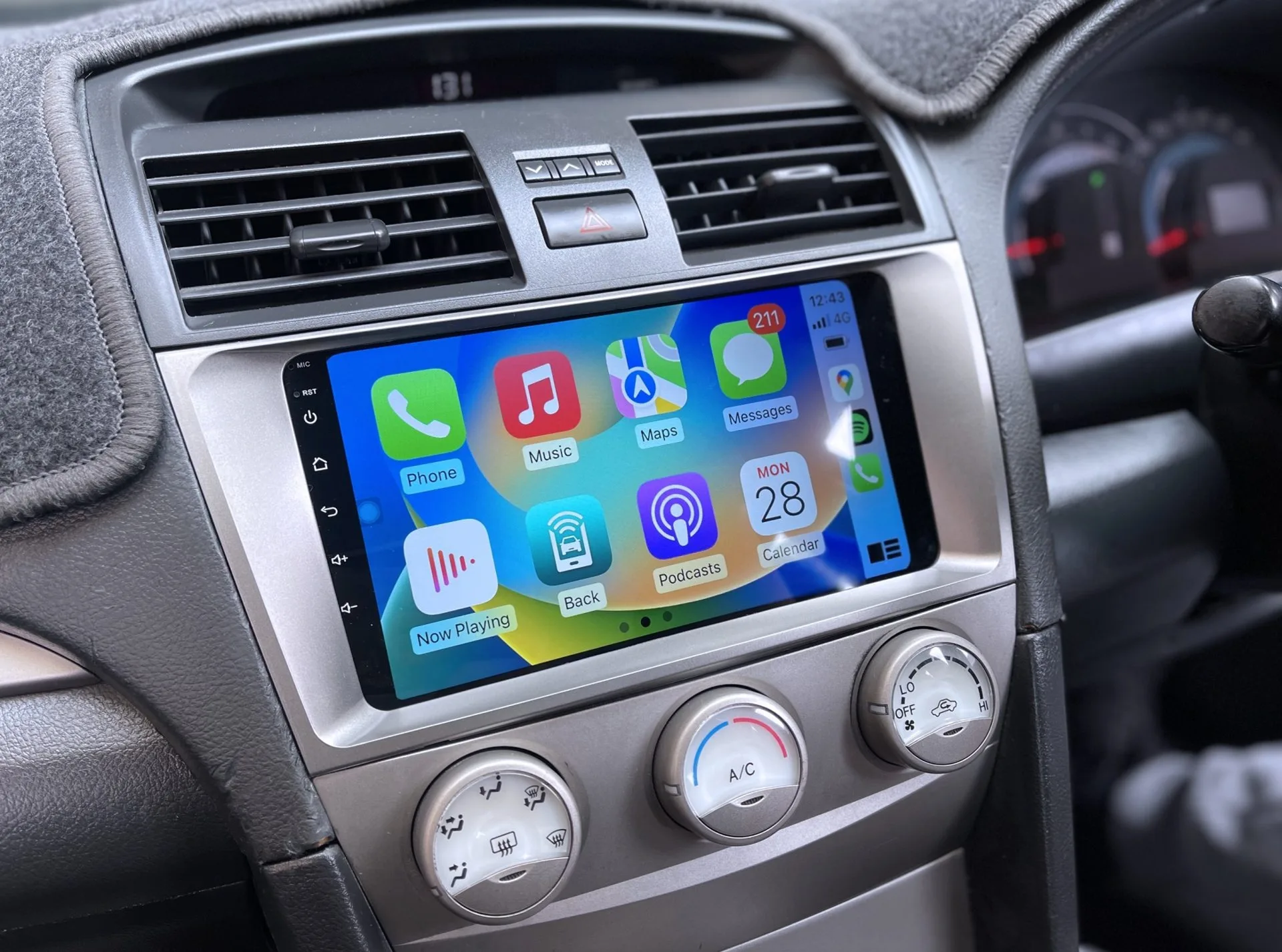 Installation d'un écran tactile multimedia premium avec Apple CarPlay et Android Auto pour voiture