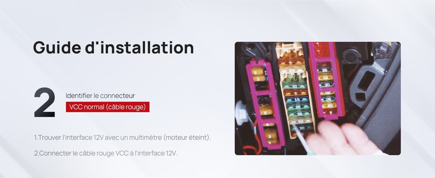 montrant des panneaux de fusibles colorés et une main insérant un fusible. Le texte en français indique qu'il s'agit de l'étape 2 du processus d'installation.